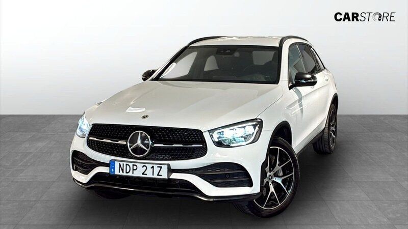 Vit (white) Begagnad 2022 Mercedes GLC300e AMG SUV | 419 900 kr (Bra pris) - Bild 1/4