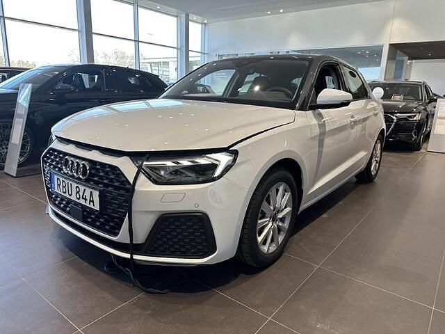 Glaciärvit metallic manhattangrå metallic Ny 2025 Audi A1 Sportback Proline Halvkombi | 259 000 kr (Bra pris) - Bild 1/4