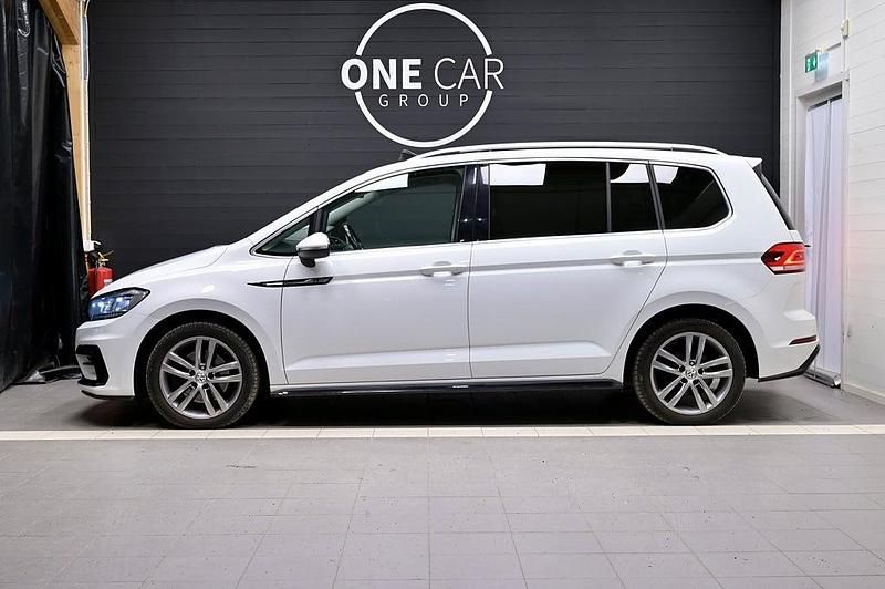 Begagnad VW Touran R-line 150 HK (110 kW) 2019 Vit Minibuss
