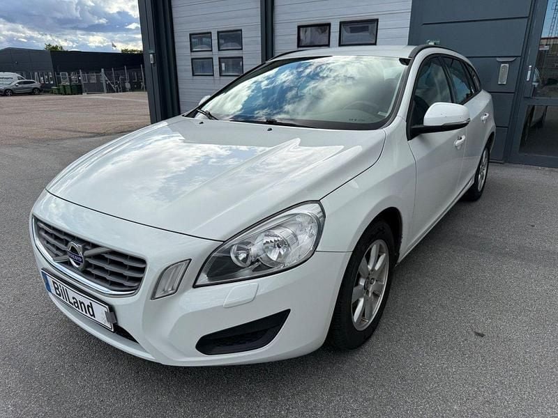 Vit Begagnad 2011 Volvo V60 Kinetic Kombi | 69 900 kr (Marknadspris) - Bild 1/4