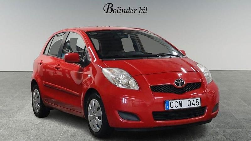 Röd Begagnad 2009 Toyota Yaris Halvkombi | 84 800 kr (Lite dyr) - Bild 1/4