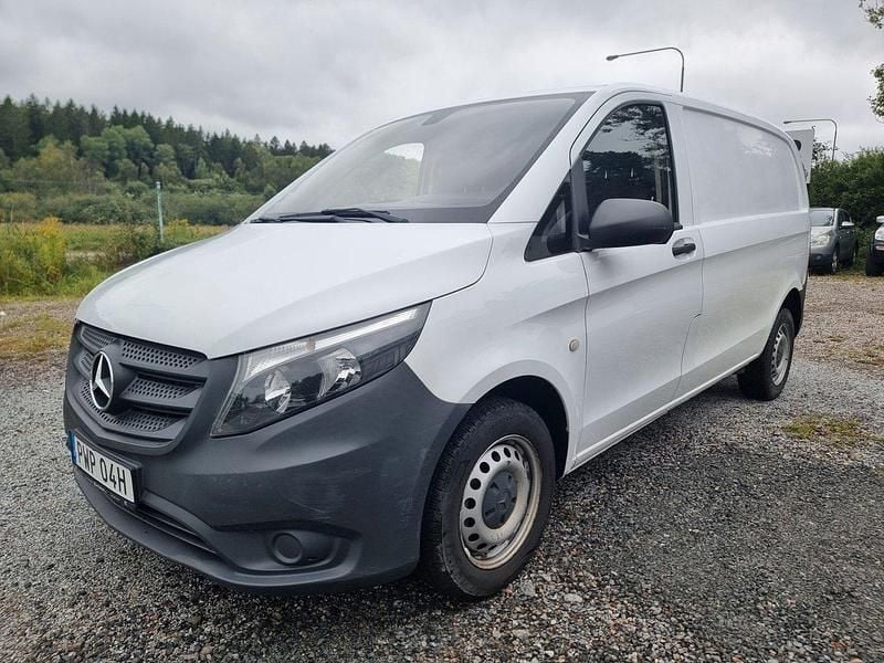 Vit Begagnad 2016 Mercedes Vito Minibuss | 129 900 kr (Marknadspris) - Bild 1/4