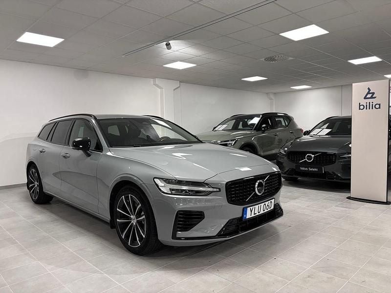 Grå Begagnad 2025 Volvo V60 Plus Kombi | 458 900 kr (Bra pris) - Bild 1/3