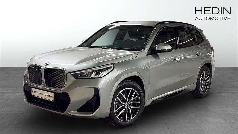 Grå Begagnad 2025 BMW iX1 M Sport SUV | 558 700 kr (Dyr) - Bild 1/4