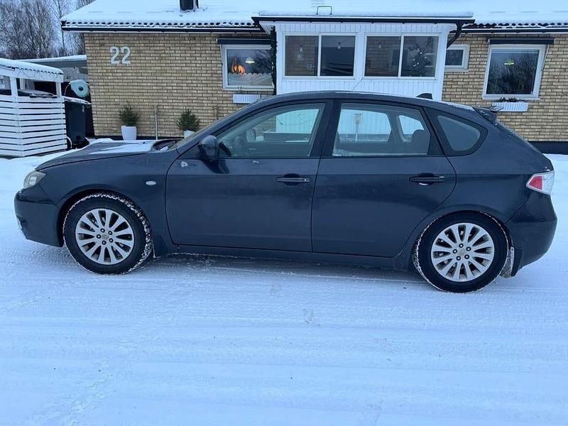 Grå metallic Begagnad 2008 Subaru Impreza Halvkombi | 32 000 kr (Marknadspris) - Bild 1/4