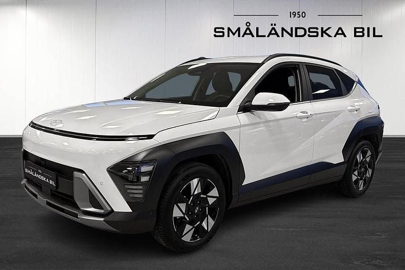 Vit Begagnad 2024 Hyundai Kona Advanced SUV | 329 000 kr (Marknadspris) - Bild 1/4