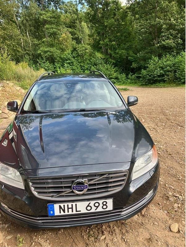 Grå Begagnad 2014 Volvo V70 Momentum Kombi | 120 000 kr (Marknadspris) - Bild 1/4