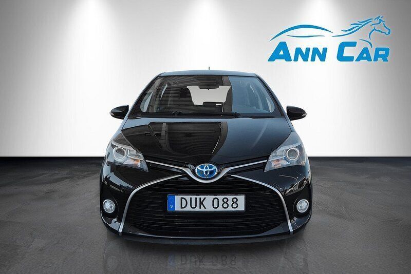 Svart Begagnad 2014 Toyota Yaris Hybrid Halvkombi | 96 000 kr (Lite dyr) - Bild 1/4