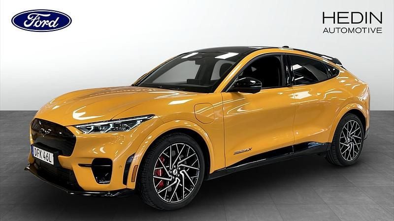 Orange Begagnad 2021 Ford Mustang Mach-E GT SUV | 489 000 kr - Bild 1/4