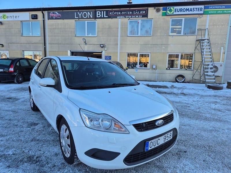 Vit Begagnad 2010 Ford Focus Trend Halvkombi | 24 900 kr (Marknadspris) - Bild 1/4