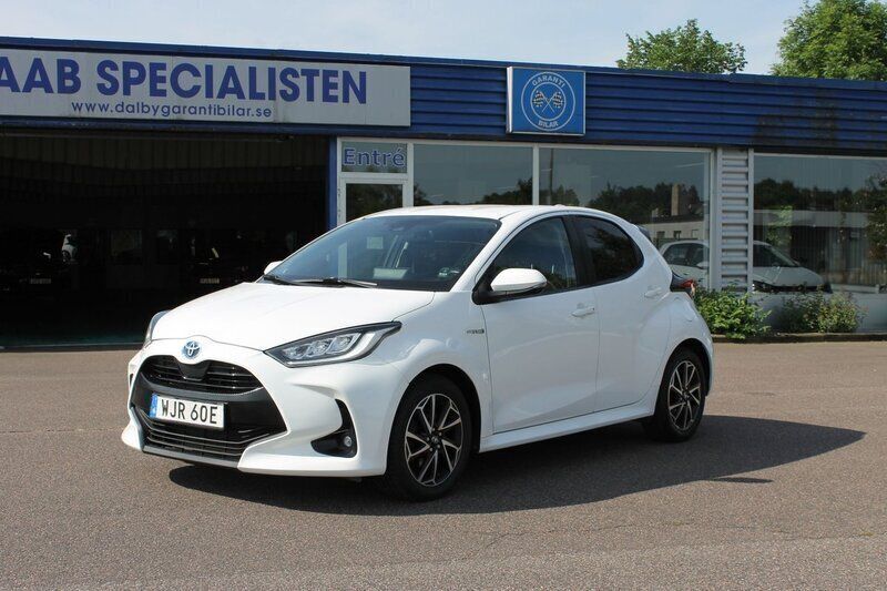 Vit (super white) Begagnad 2021 Toyota Yaris Hybrid Active Halvkombi | 139 800 kr (Marknadspris) - Bild 1/4