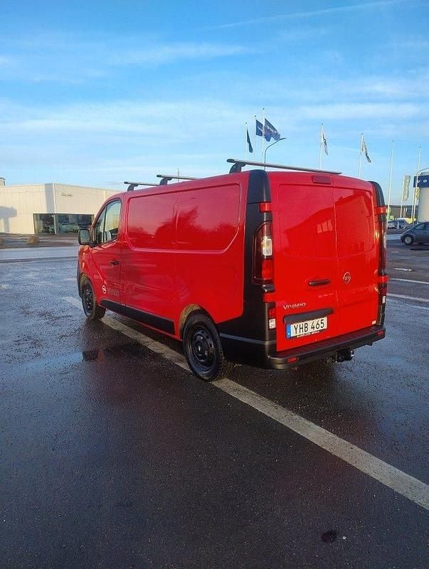 Begagnad Opel Vivaro S 95 HK (69 kW) 2017 Röd Minibuss