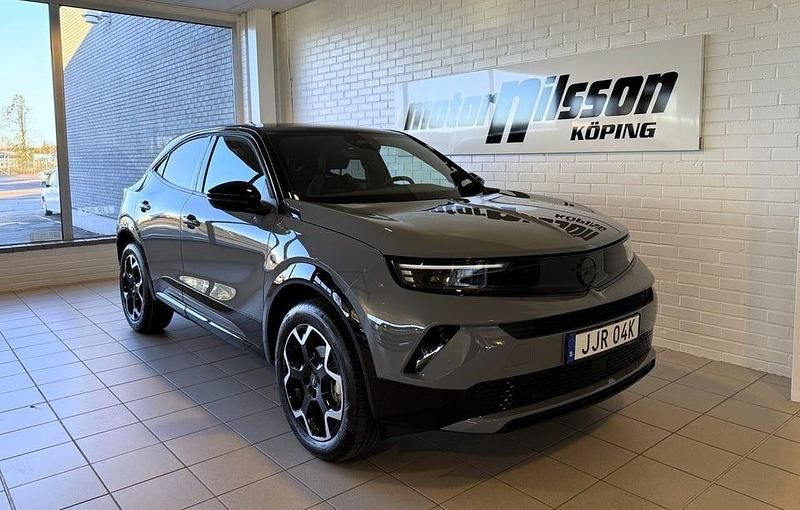 Grå Ny 2025 Opel Mokka SUV | 326 800 kr (Marknadspris) - Bild 1/4