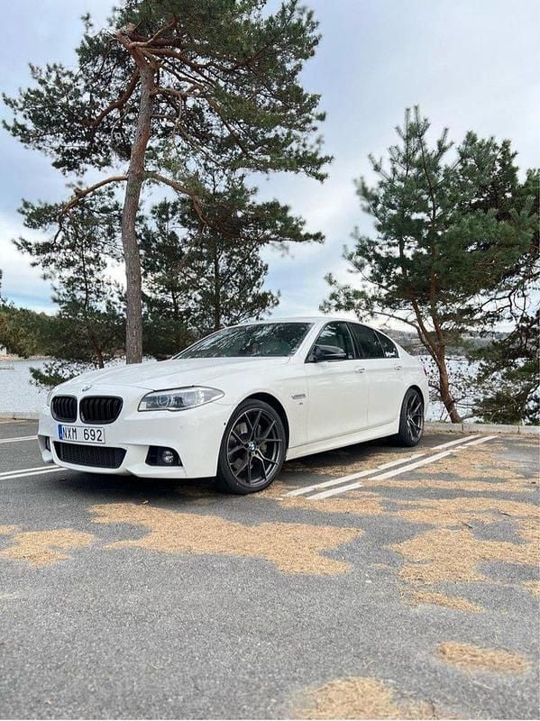 Vit Begagnad 2014 BMW 535 M Sport Sedan | 269 999 kr (Dyr) - Bild 1/4