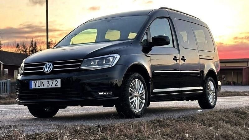 Svart metallic Begagnad 2019 VW Caddy Maxi Life Life Minibuss | 78 000 kr (Marknadspris) - Bild 1/4