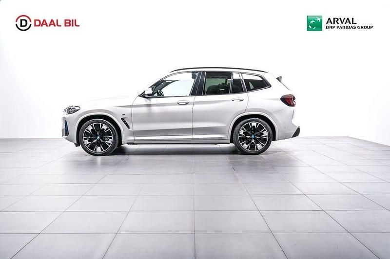 Vit Begagnad 2021 BMW iX3 M Sport SUV | 369 700 kr (Marknadspris) - Bild 1/4