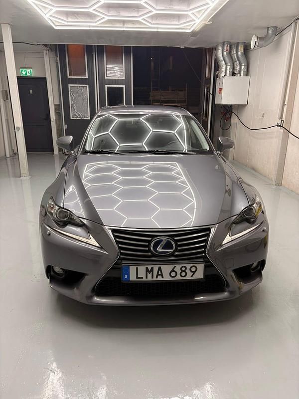 Begagnad 2014 Lexus IS300h | 162 000 kr (Marknadspris) - Bild 1/4