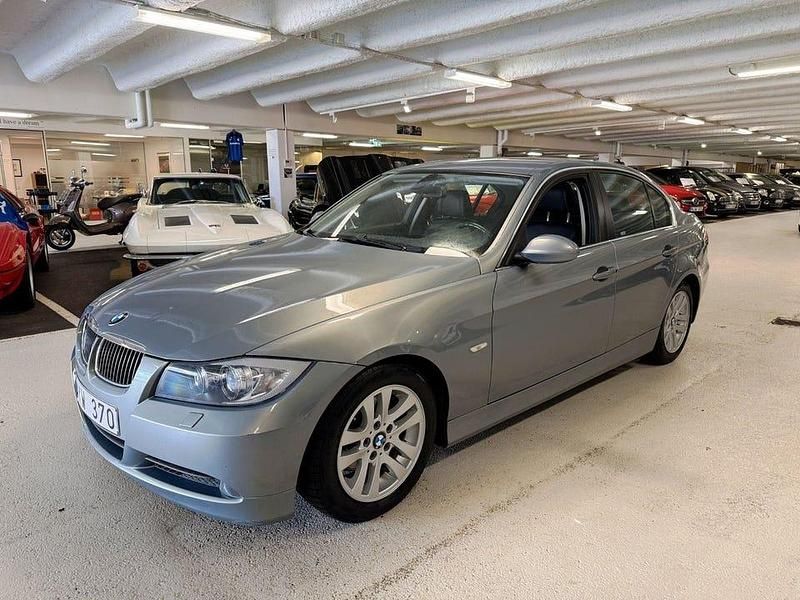 Grå Begagnad 2006 BMW 325 Advantage Sedan | 69 900 kr (Marknadspris) - Bild 1/4