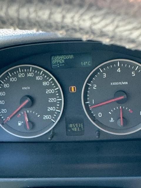Röd Begagnad 2005 Volvo V50 Kombi | 20 000 kr (Superpris) - Bild 1/4