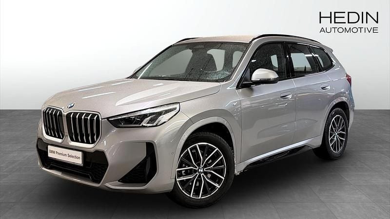 Grå Begagnad 2025 BMW X1 M Sport SUV | 424 700 kr (Marknadspris) - Bild 1/4