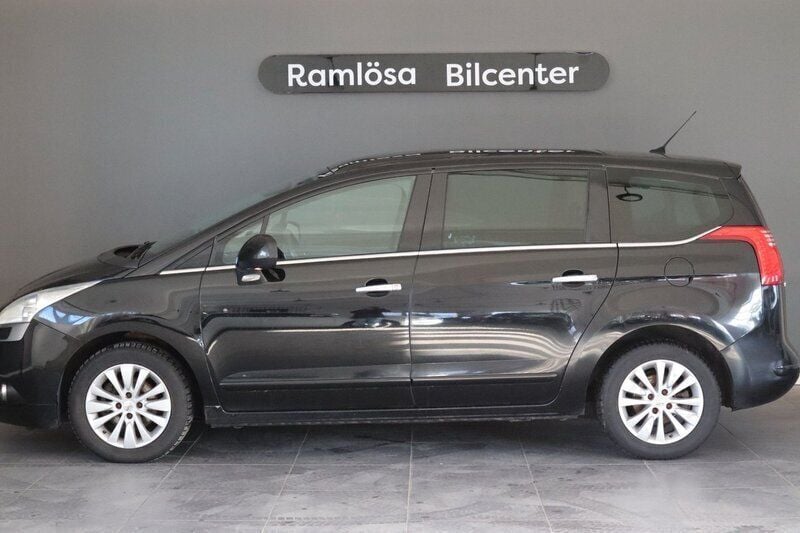 Svart Begagnad 2010 Peugeot 5008 Minibuss | 52 900 kr (Marknadspris) - Bild 1/4