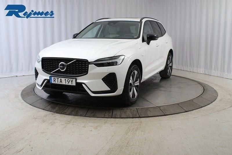 Crystal vit metallic Begagnad 2023 Volvo XC60 Plus SUV | 454 900 kr (Marknadspris) - Bild 1/4
