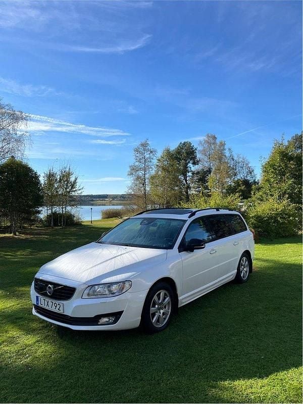 Vit Begagnad 2016 Volvo V70 Standard Kombi | 119 900 kr (Marknadspris) - Bild 1/4