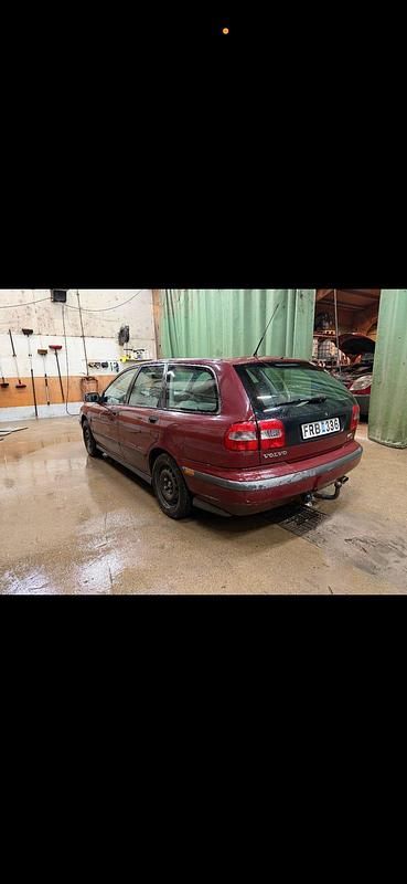 Begagnad Volvo V40 115 HK (84 kW) 1998 Röd Kombi