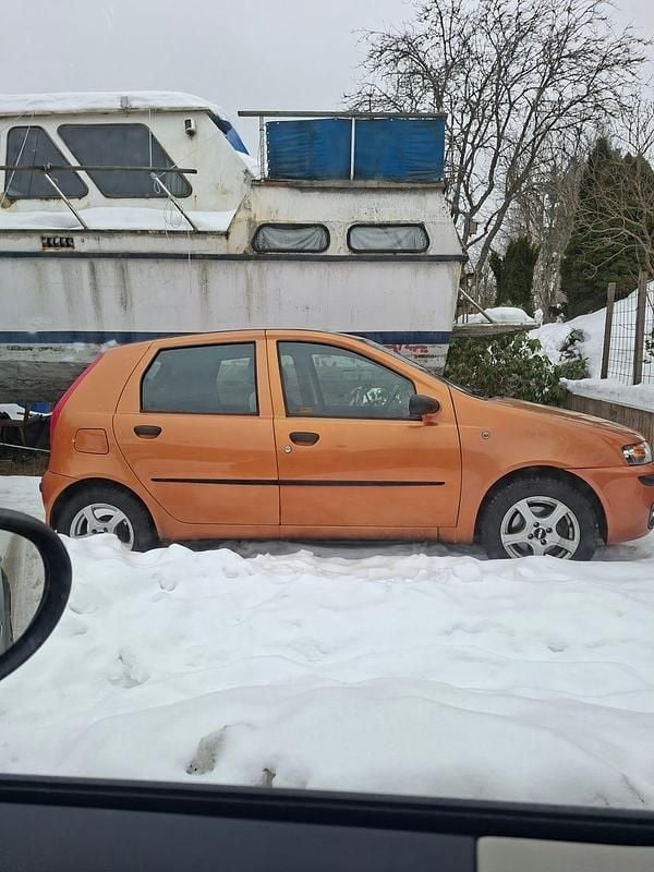 Begagnad Fiat Punto 80 HK (58 kW) 2000 Halvkombi
