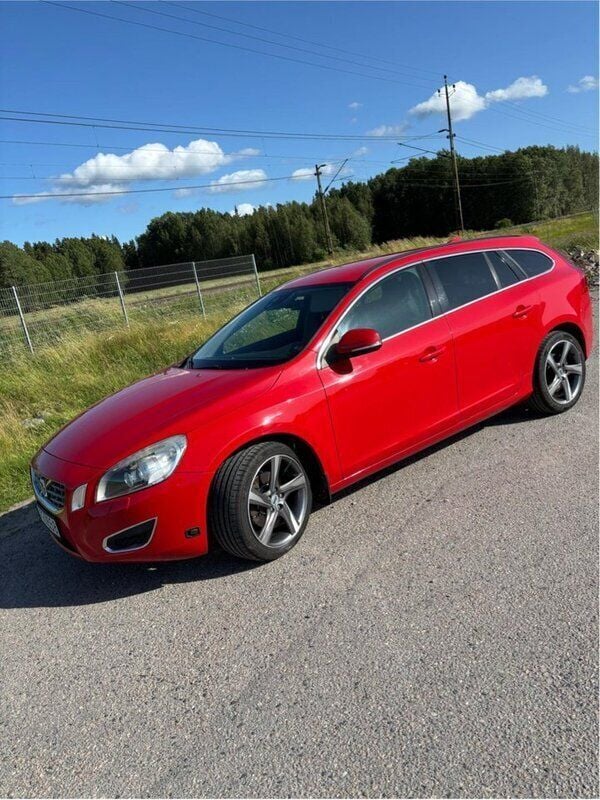 Röd Begagnad 2011 Volvo V60 Momentum Kombi | 79 000 kr (Bra pris) - Bild 1/4