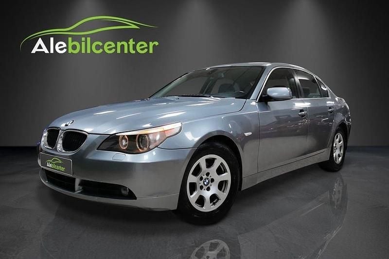 Ljusgrå Begagnad 2003 BMW 525 Sedan | 54 900 kr (Marknadspris) - Bild 1/4