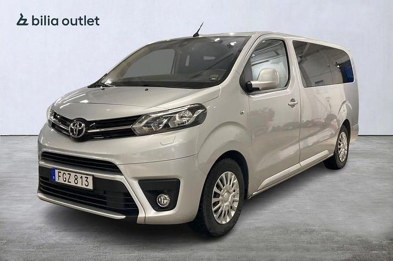 Silver Begagnad 2017 Toyota Proace Verso Kombi | 171 250 kr (Marknadspris) - Bild 1/4