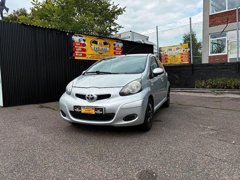 Silver Begagnad 2010 Toyota Aygo Halvkombi | 35 499 kr (Marknadspris) - Bild 1/4
