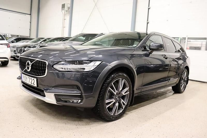 Grå Begagnad 2018 Volvo V90 CC Momentum Kombi | 294 900 kr (Marknadspris) - Bild 1/4