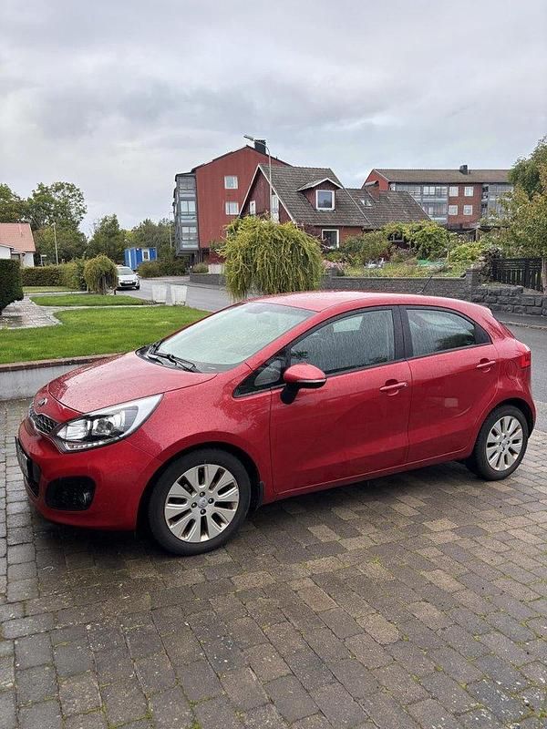 Röd Begagnad 2014 Kia Rio Halvkombi | 64 900 kr (Marknadspris) - Bild 1/4