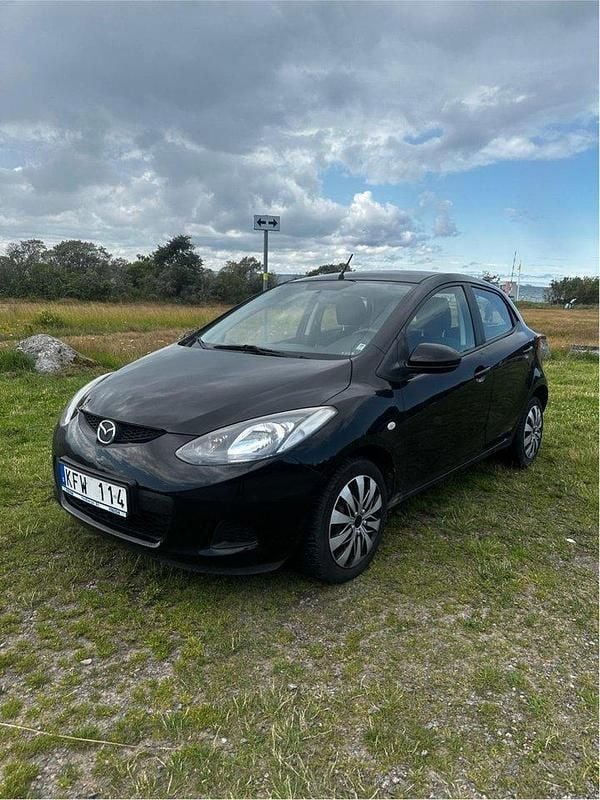 Svart Begagnad 2009 Mazda 2 Halvkombi | 65 000 kr (Lite dyr) - Bild 1/4
