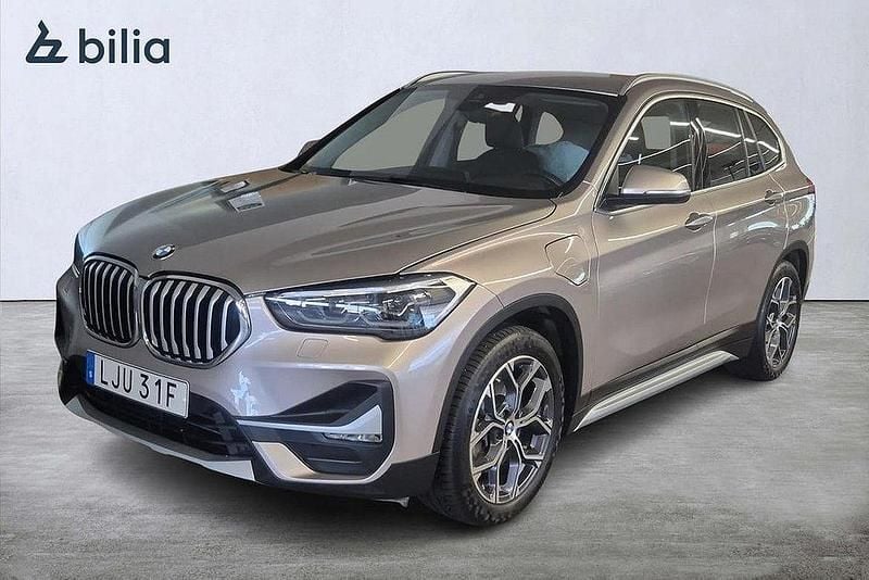 Silver Begagnad 2021 BMW X1 SUV | 319 000 kr (Marknadspris) - Bild 1/4
