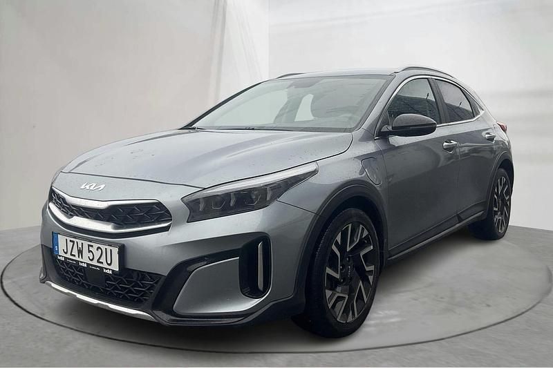 Grå Begagnad 2023 Kia Ceed Advance | 249 000 kr - Bild 1/4