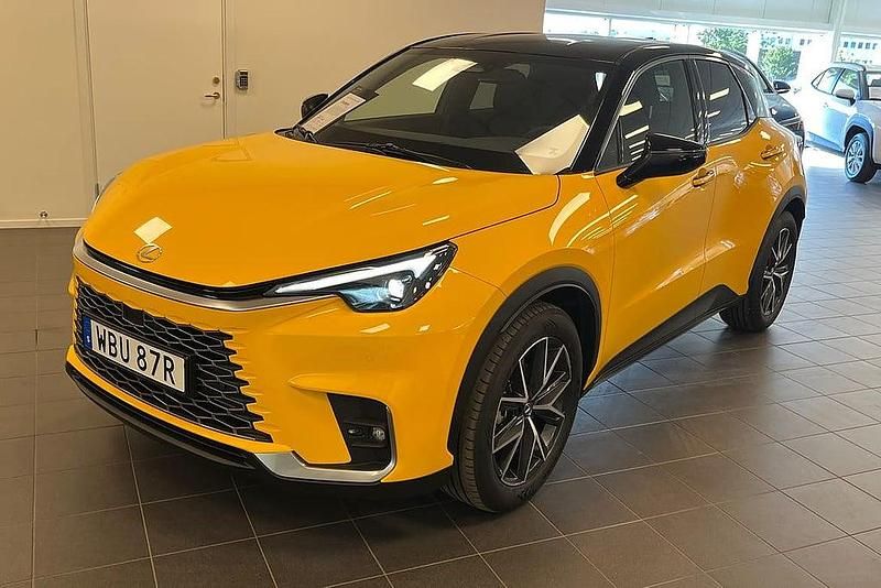 Gul Begagnad 2024 Lexus LBX SUV | 374 000 kr (Marknadspris) - Bild 1/4