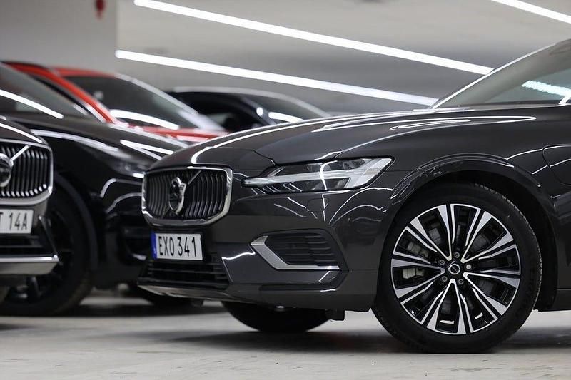 Begagnad Volvo V60 Core 350 HK (257 kW) 2024 Grå Kombi