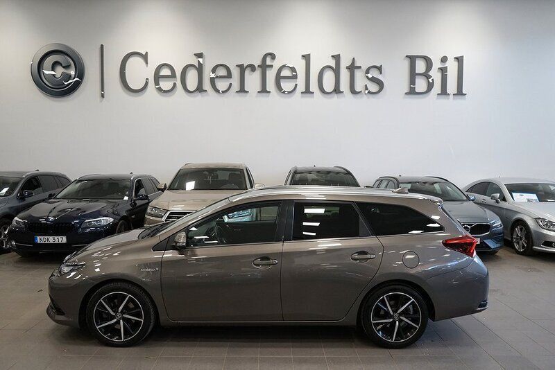 Mörkgrå Begagnad 2017 Toyota Auris Touring Sports Comfort Kombi | 164 900 kr (Marknadspris) - Bild 1/3