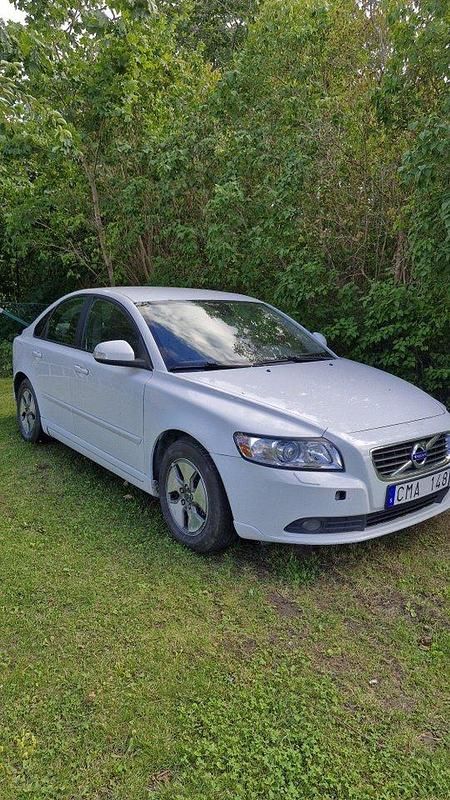Vit Begagnad 2011 Volvo S40 Momentum Sedan | 9 000 kr (Superpris) - Bild 1/4
