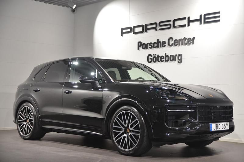 Svart (black) Begagnad 2024 Porsche Cayenne SUV | 1 339 000 kr (Dyr) - Bild 1/4