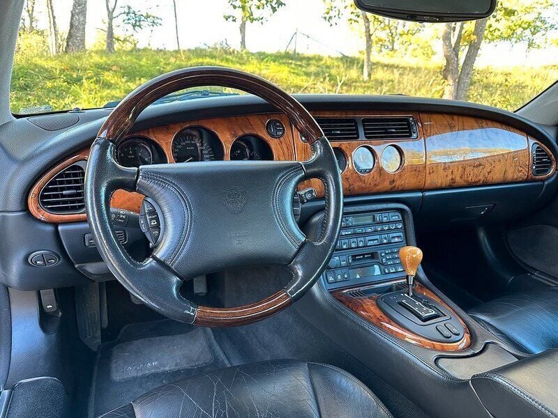 Begagnad Jaguar XK 285 HK (209 kW) 2000 Svart Sportkupé