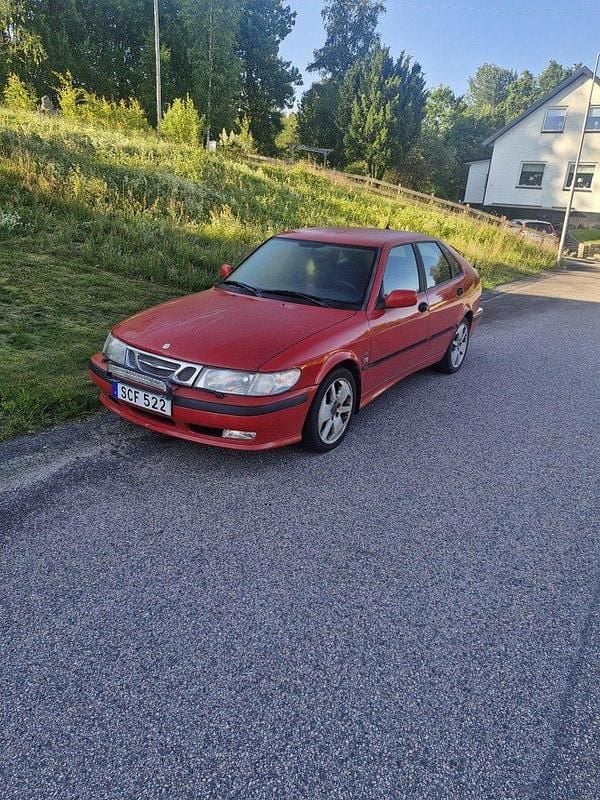Röd Begagnad 2001 Saab 9-3 Halvkombi | 15 000 kr (Marknadspris) - Bild 1/4