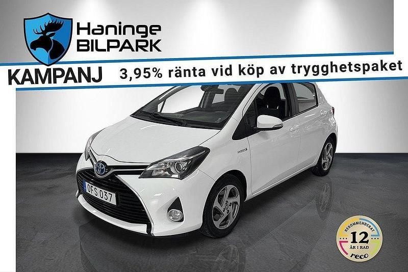 Vit Begagnad 2016 Toyota Yaris Hybrid Active Halvkombi | 139 900 kr (Marknadspris) - Bild 1/4