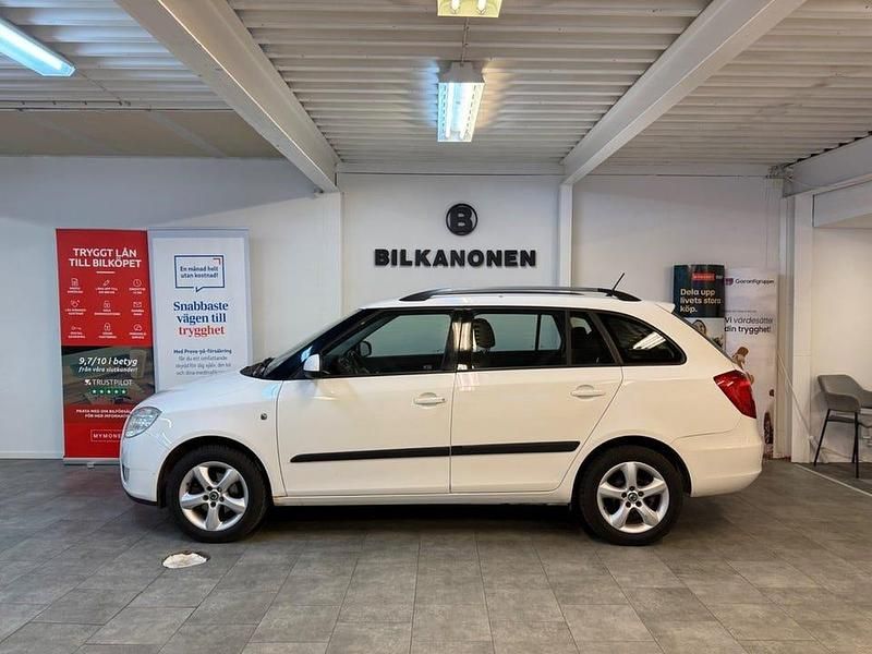 Vit Begagnad 2010 Skoda Fabia Kombi | 49 900 kr (Marknadspris) - Bild 1/4