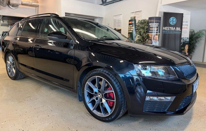 Svart Begagnad 2014 Skoda Octavia RS Kombi | 159 900 kr (Marknadspris) - Bild 1/2