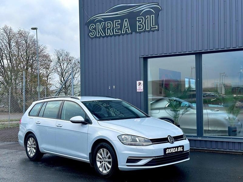 Ljusgrå (grå) Begagnad 2018 VW Golf VII Kombi | 129 900 kr (Bra pris) - Bild 1/4