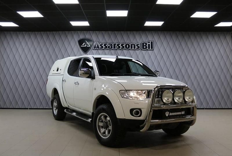 Vit Begagnad 2011 Mitsubishi L200 Pickup | 169 000 kr (Marknadspris) - Bild 1/4